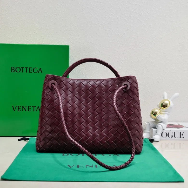 The 2023 new Andiamo batch of 2260 BV has been shipped‼ ️Really popular🔥The new Andiamo woven handbag launched by Bottega Veneta this season is really popular all over the world! ! Celebrities at home and abroad have worn it, and Oscar-winning actress Michelle Yeoh has taken it out on the street. Song Jia, Trai Yara, Yu Feihong, Sanji Ayaka, Rosie Hunting-Whiteley, Yoshioka Riho, etc. have all picked up this bag. It is classic and versatile, showing off its temperament, and the bag capacity is also large, which is very convenient for daily commuting! ! A variety of carrying methods, the shoulder straps can be adjusted by yourself, the original lambskin feels soft and delicate, and the unisex style breaks gender boundaries and brings a more practical and longer-lasting use experience. Andiamo, which has both elegant and casual styles, perfectly interprets the true appearance of "fashionable old money style". Style number: 8463 Size: 32*24*12